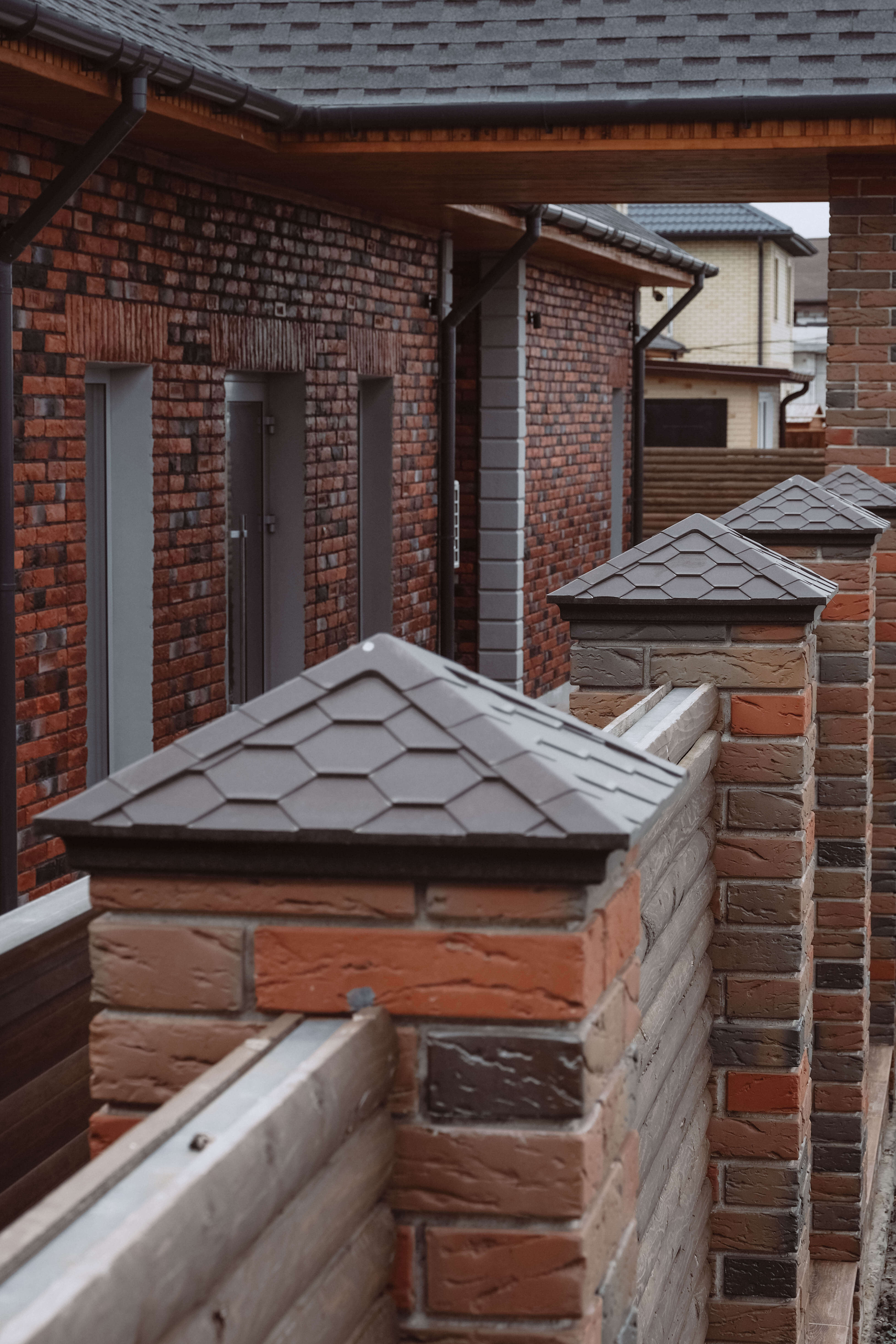 Колпак Zking Эверест Коричневый на столб 1.5х1.5 кирпича (390х390мм) в Слободском фото